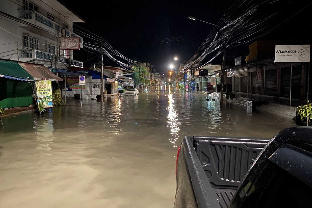 ฝนตกหนักน้ำท่วมถนนหลายสายกลางเมืองกาฬสินธุ์