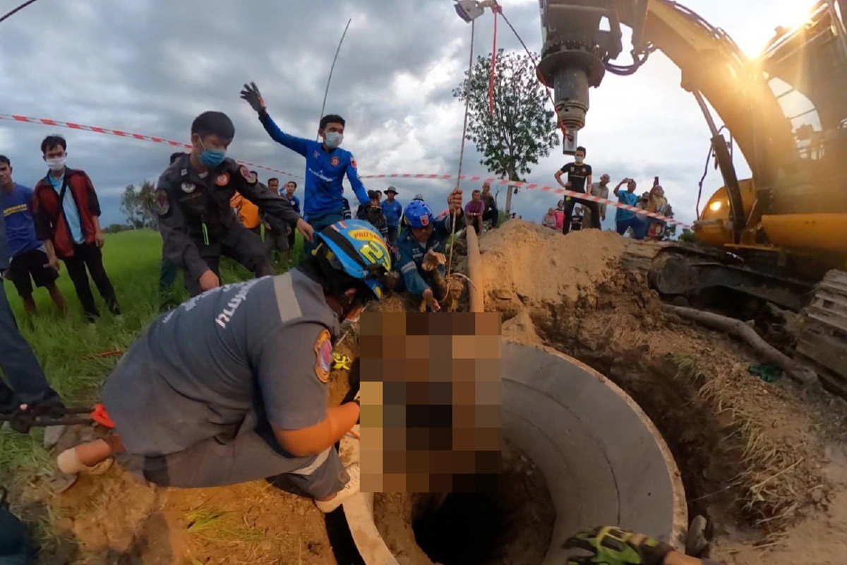 คนงานเกิดอาการวูบพลัดตกบ่อน้ำบาดา]ดับสลด