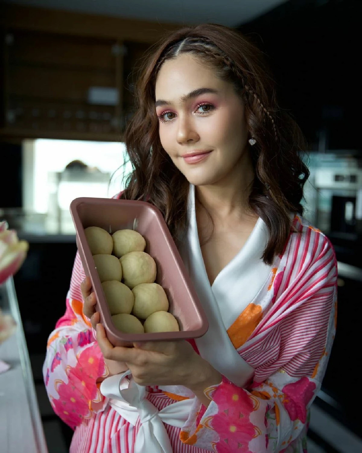 ชมพู่ อารยา เข้าครัวโชว์ฝีมืออบขนม หน้าตาน่าทานแถมแคปชั่นสุดพีค