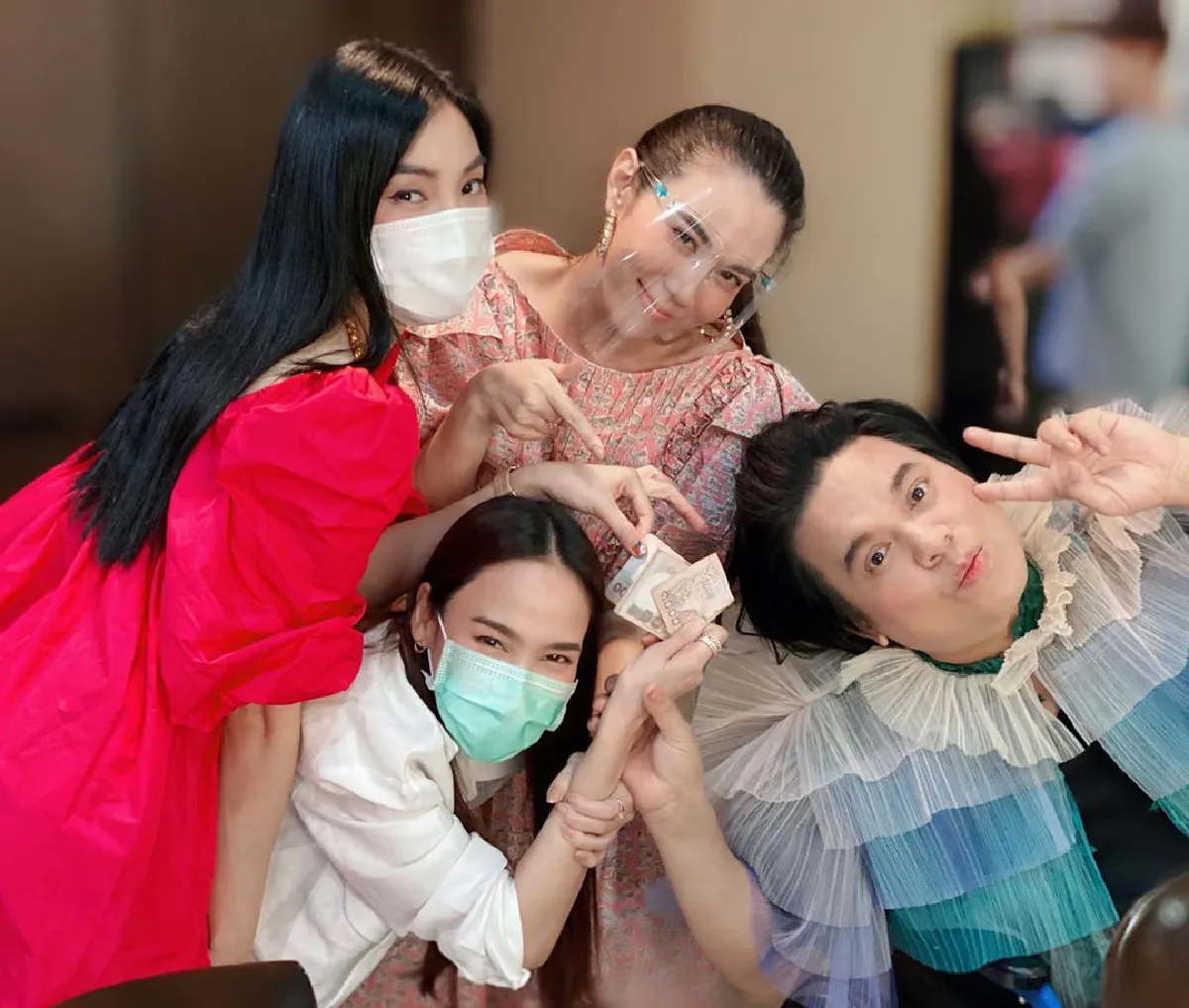 อั้ม-เอ แท็กทีมรวมตัวจัดวันเกิดให้สอง เมย์ ให้ของขวัญจัดหนักพร้อมเงินเป็นปึก