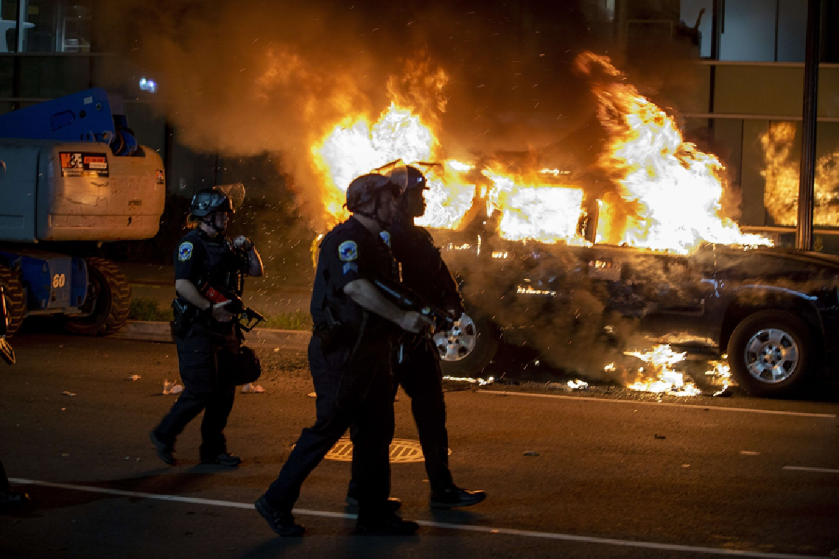 ปล้น เผา ทำลายข้าวของ ประท้วงเหยียดผิวกลายเป็นจลาจล