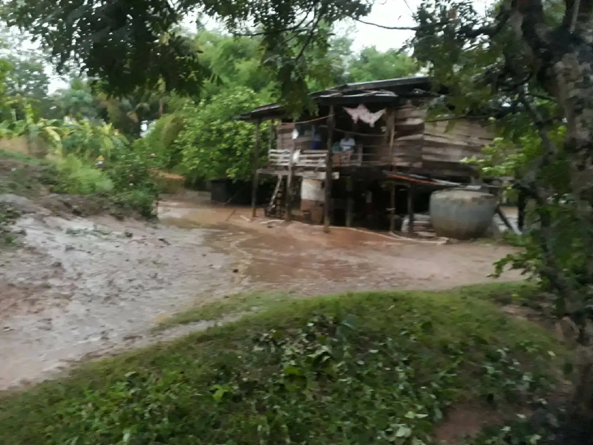 ฝนถล่มกลางดึกน้ำป่าหลากเข้าท่วมหมู่บ้านชาวบ้านหนีกันอลหม่าน
