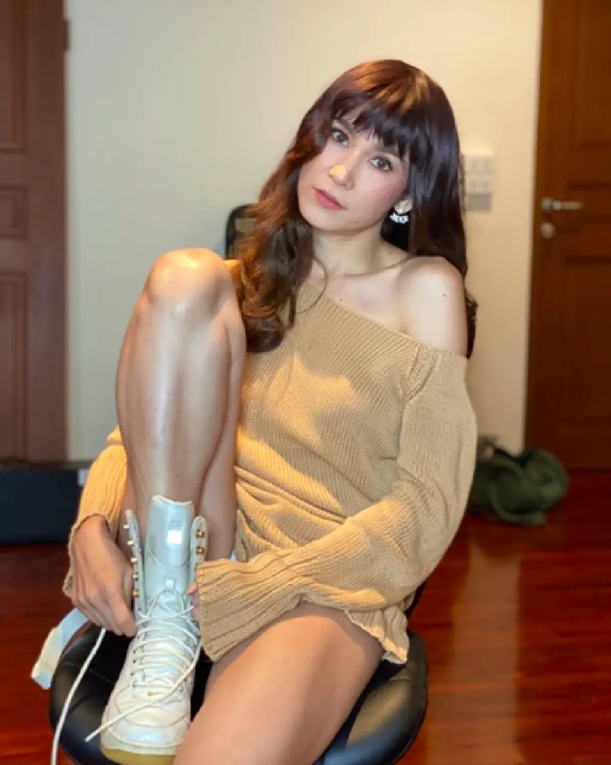 “อ้อน เกวลิน” ใส่ชุดลูกไม้อวดหุ่น 41 ยังแจ๋ว! เซ็กซี่อยู่บ้านในวันสบายๆ