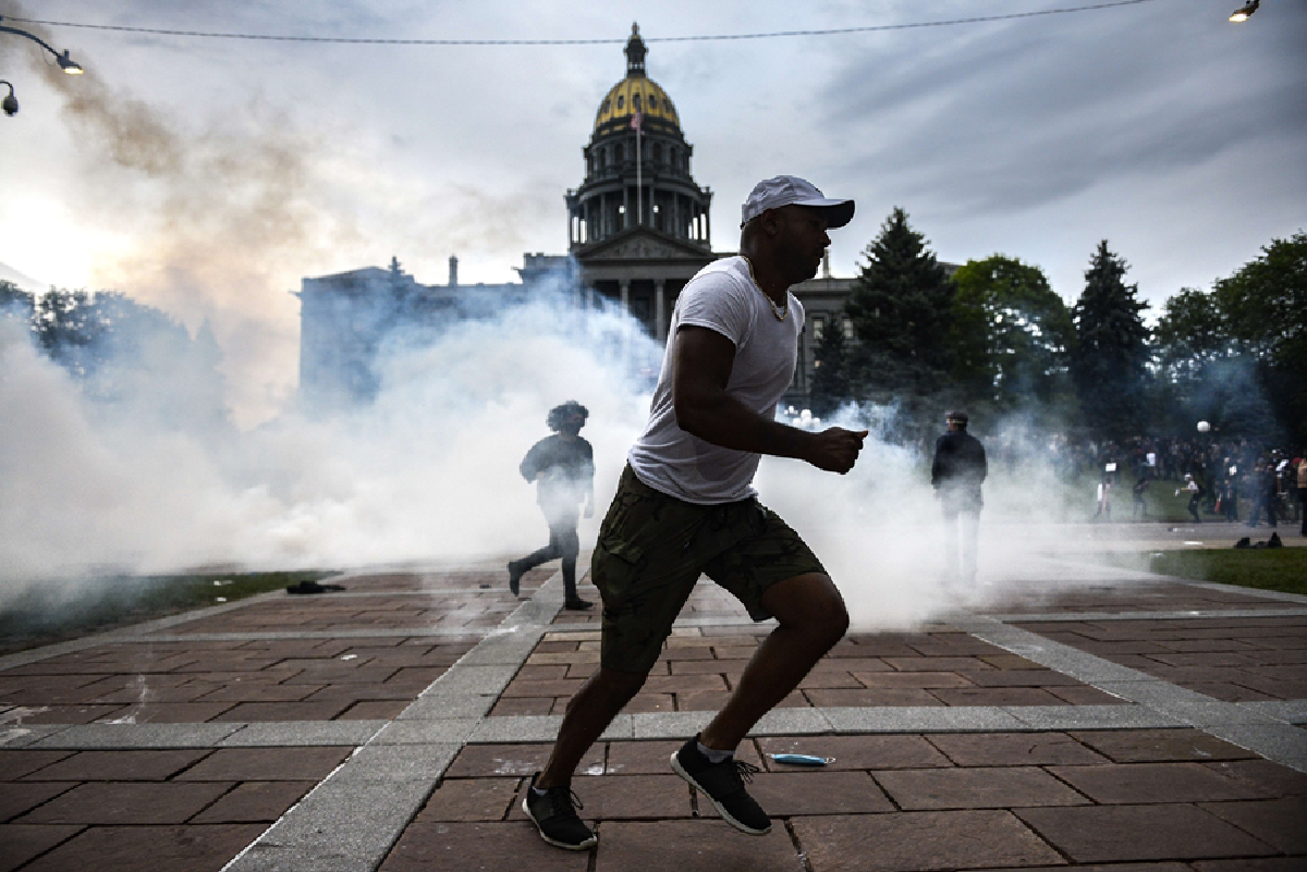 ปล้น เผา ทำลายข้าวของ ประท้วงเหยียดผิวกลายเป็นจลาจล