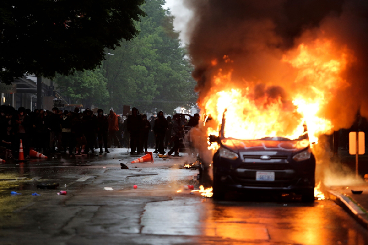 ปล้น เผา ทำลายข้าวของ ประท้วงเหยียดผิวกลายเป็นจลาจล