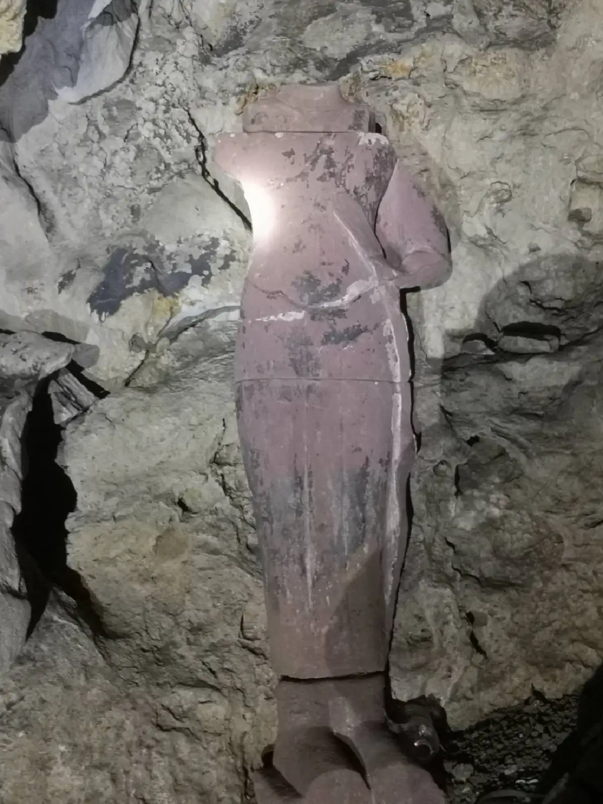 ตามรอยพระราชนิพนธ์ประพาสไทรโยคชม “ถ้ำพระธาตุลอย”