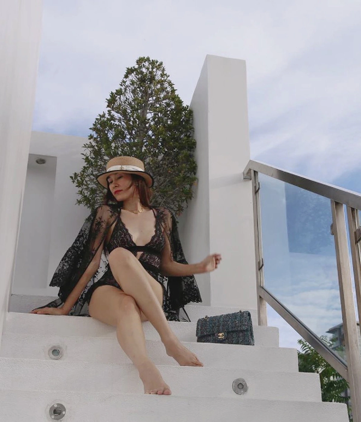 “อ้อน เกวลิน” ใส่ชุดลูกไม้อวดหุ่น 41 ยังแจ๋ว! เซ็กซี่อยู่บ้านในวันสบายๆ