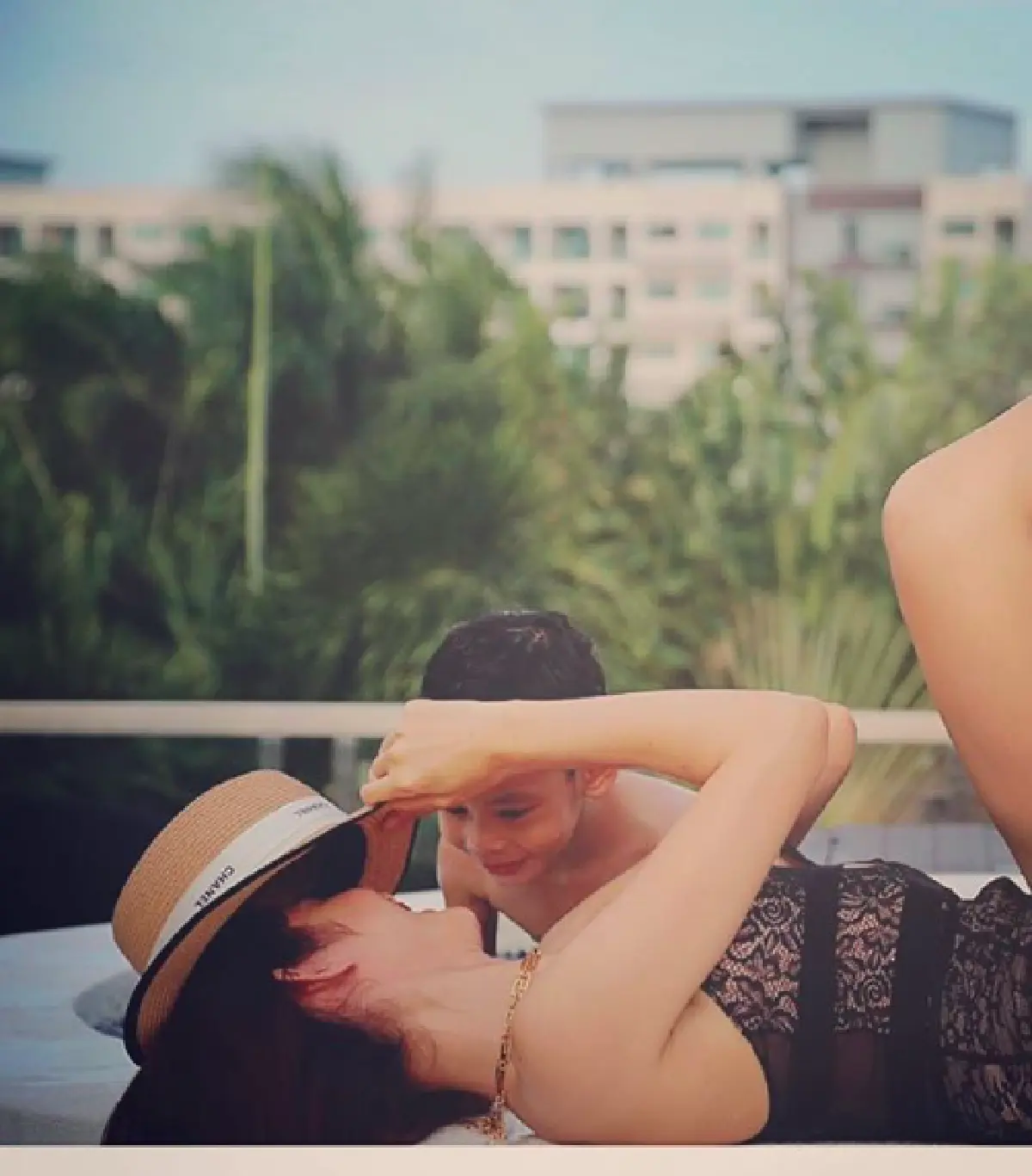 “อ้อน เกวลิน” ใส่ชุดลูกไม้อวดหุ่น 41 ยังแจ๋ว! เซ็กซี่อยู่บ้านในวันสบายๆ