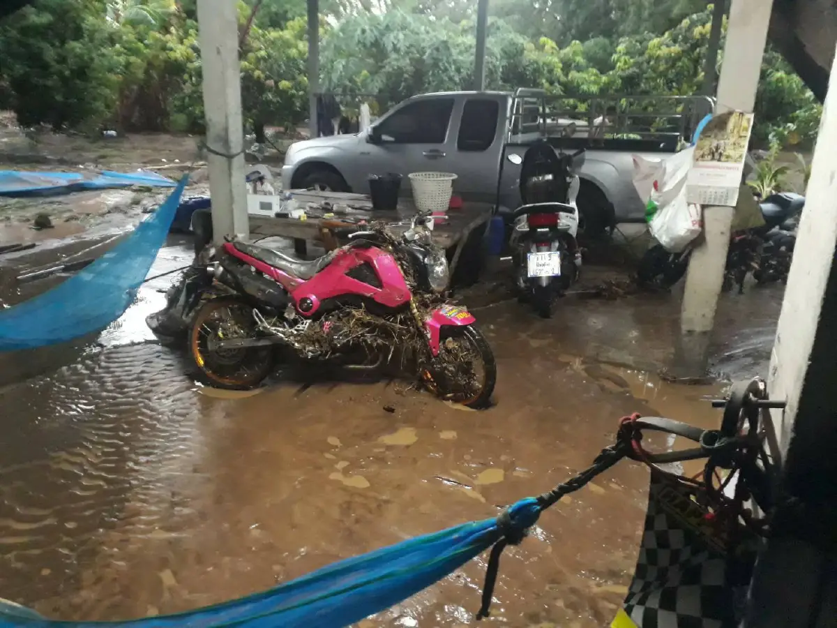 ฝนถล่มกลางดึกน้ำป่าหลากเข้าท่วมหมู่บ้านชาวบ้านหนีกันอลหม่าน