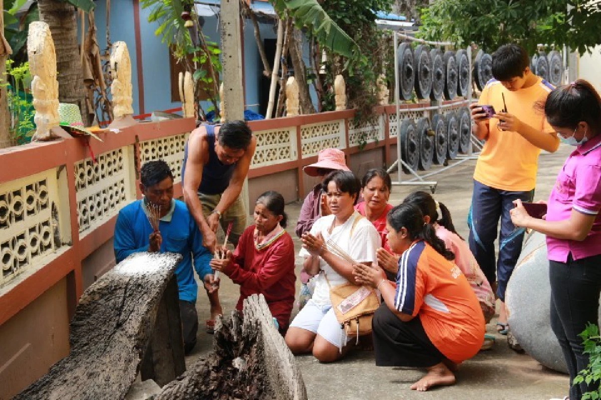 ลุ้นรวย!แห่ขอเลขเด็ดจากเจ้าแม่ต้นตะเคียนโบราณอายุกว่า 100 ปี