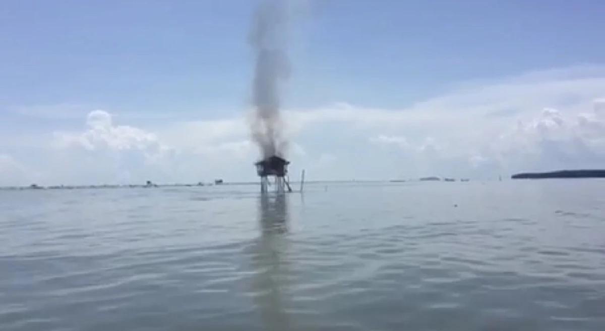 อ่าวบ้านดอนร้อน!ลอบเผาขนำเฝ้าคอกหอยกลางทะเล