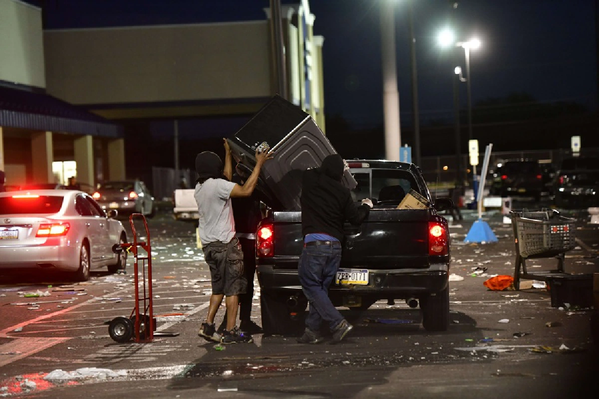 อเมริกันบุกปล้นไม่ยั้ง ฉวยโอกาสจลาจลบานปลาย