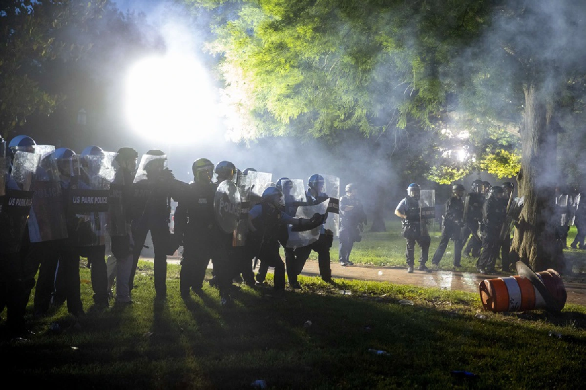 ทำเนียบขาวเดือดยิงแก๊สน้ำตาไล่ฝูงชนนับร้อย ทรัมป์นั่งโพสต์ทวิตเตอร์ขู่ม็อบ