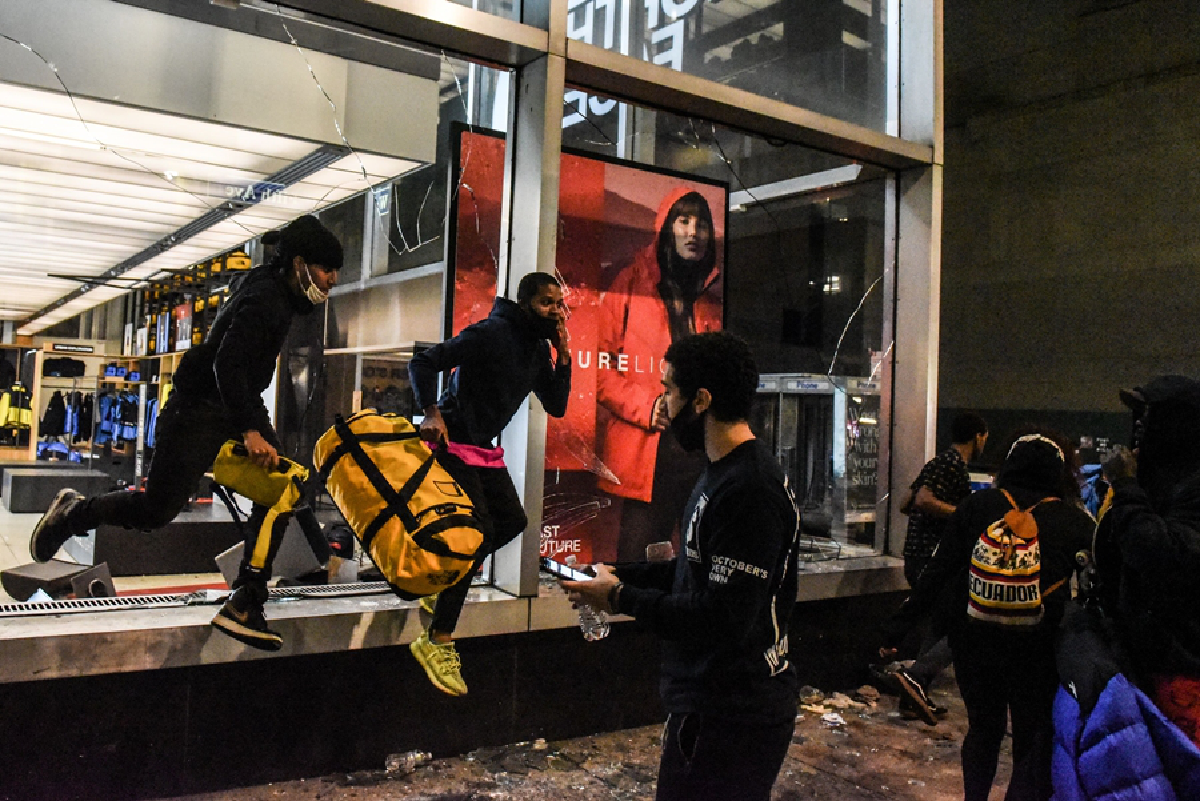 อเมริกันบุกปล้นไม่ยั้ง ฉวยโอกาสจลาจลบานปลาย