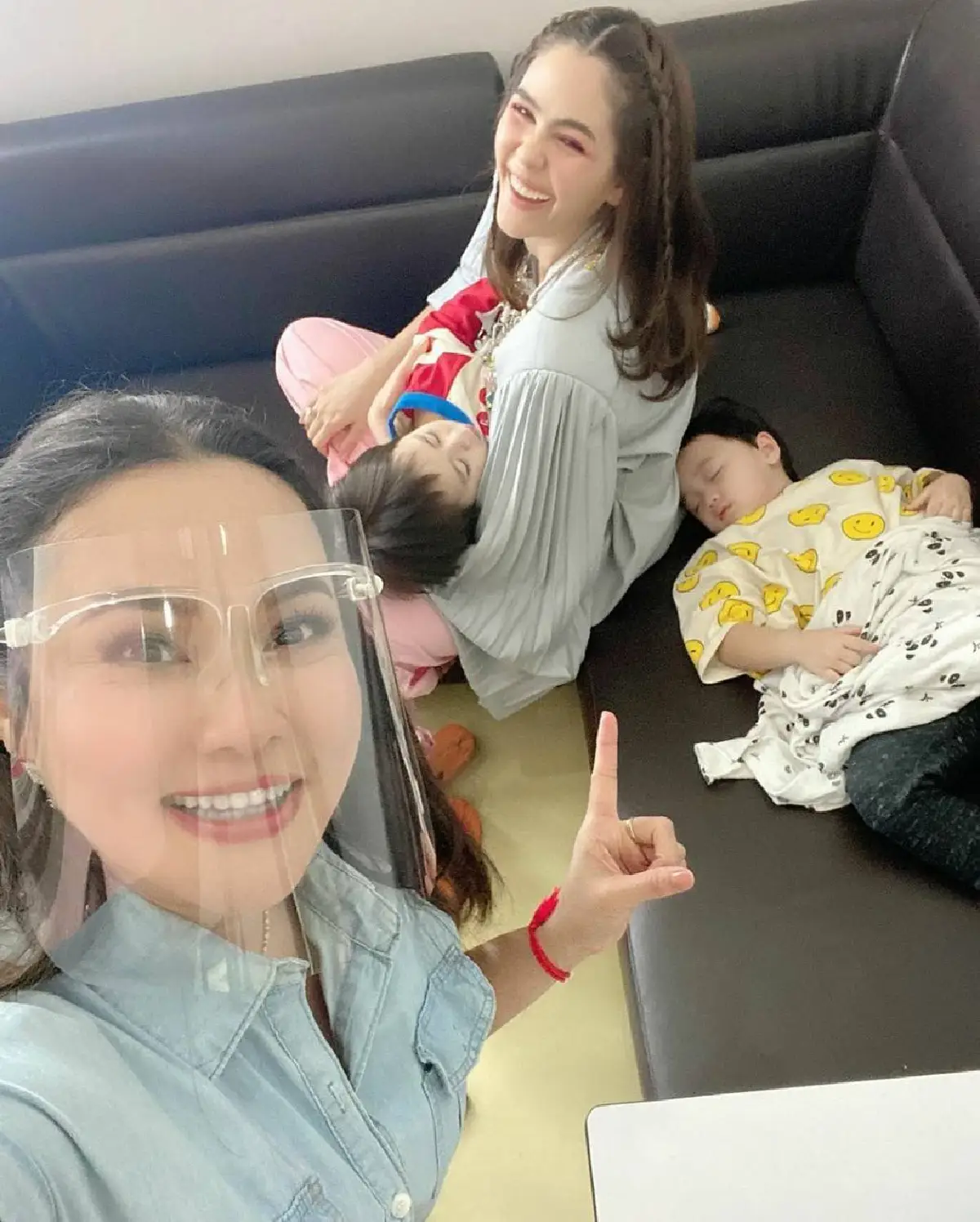 "ใหม่ เจริญปุระ" ขอแชะภาพเมื่อ “น้องสายฟ้า-น้องพายุ" หมดฤทธิ์ชั่วคราว