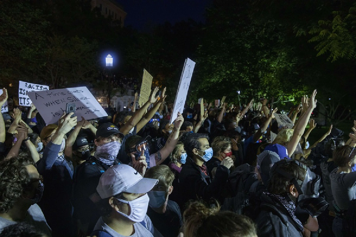 ทำเนียบขาวเดือดยิงแก๊สน้ำตาไล่ฝูงชนนับร้อย ทรัมป์นั่งโพสต์ทวิตเตอร์ขู่ม็อบ