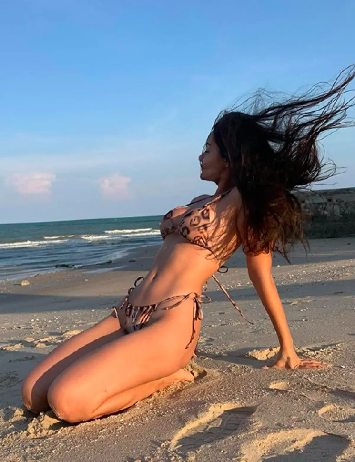 “ลินดา เชอมิด์ท” เซ็กซี่จริงอะไรจริง! อวดหุ่นเด็ดสะท้านใจในชุดบิกินี่ตัวจิ๋ว