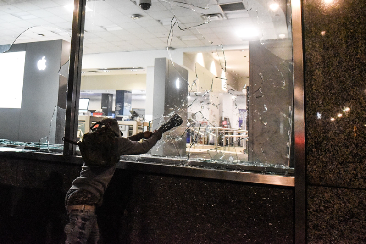 อเมริกันบุกปล้นไม่ยั้ง ฉวยโอกาสจลาจลบานปลาย