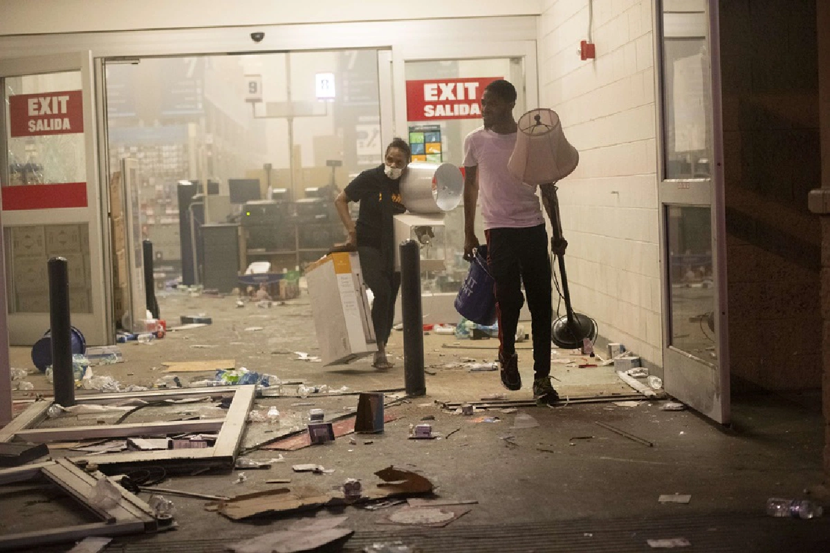 อเมริกันบุกปล้นไม่ยั้ง ฉวยโอกาสจลาจลบานปลาย