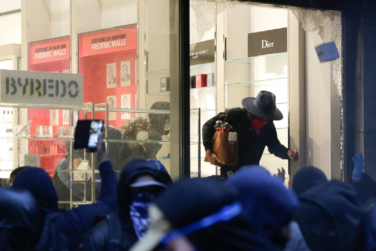 อเมริกันบุกปล้นไม่ยั้ง ฉวยโอกาสจลาจลบานปลาย