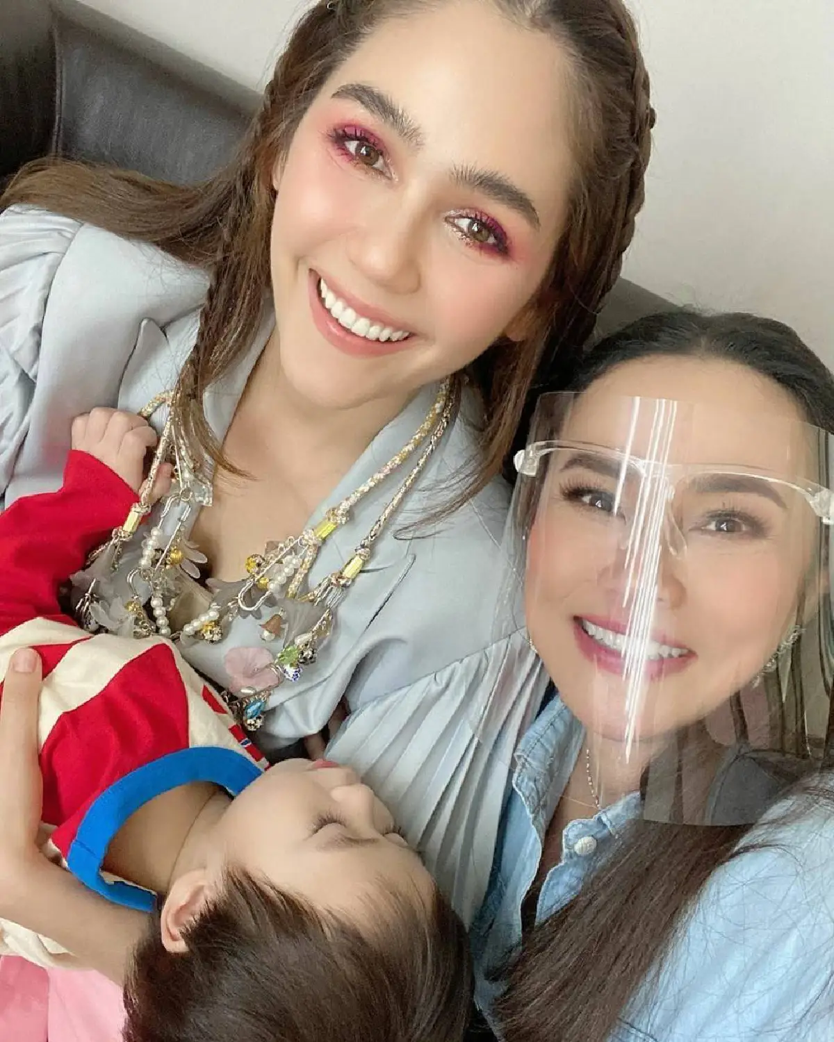 "ใหม่ เจริญปุระ" ขอแชะภาพเมื่อ “น้องสายฟ้า-น้องพายุ" หมดฤทธิ์ชั่วคราว