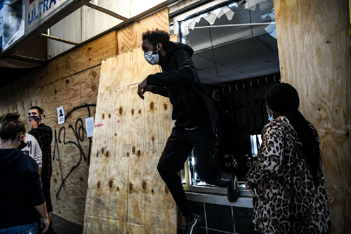 อเมริกันบุกปล้นไม่ยั้ง ฉวยโอกาสจลาจลบานปลาย