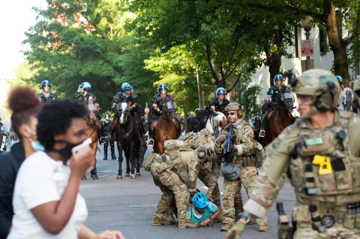 ทรัมป์ขู่ใช้เคอร์ฟิว-ส่งทหารปราบจลาจล หากประท้วงยังรุนแรงยืดเยื้อ
