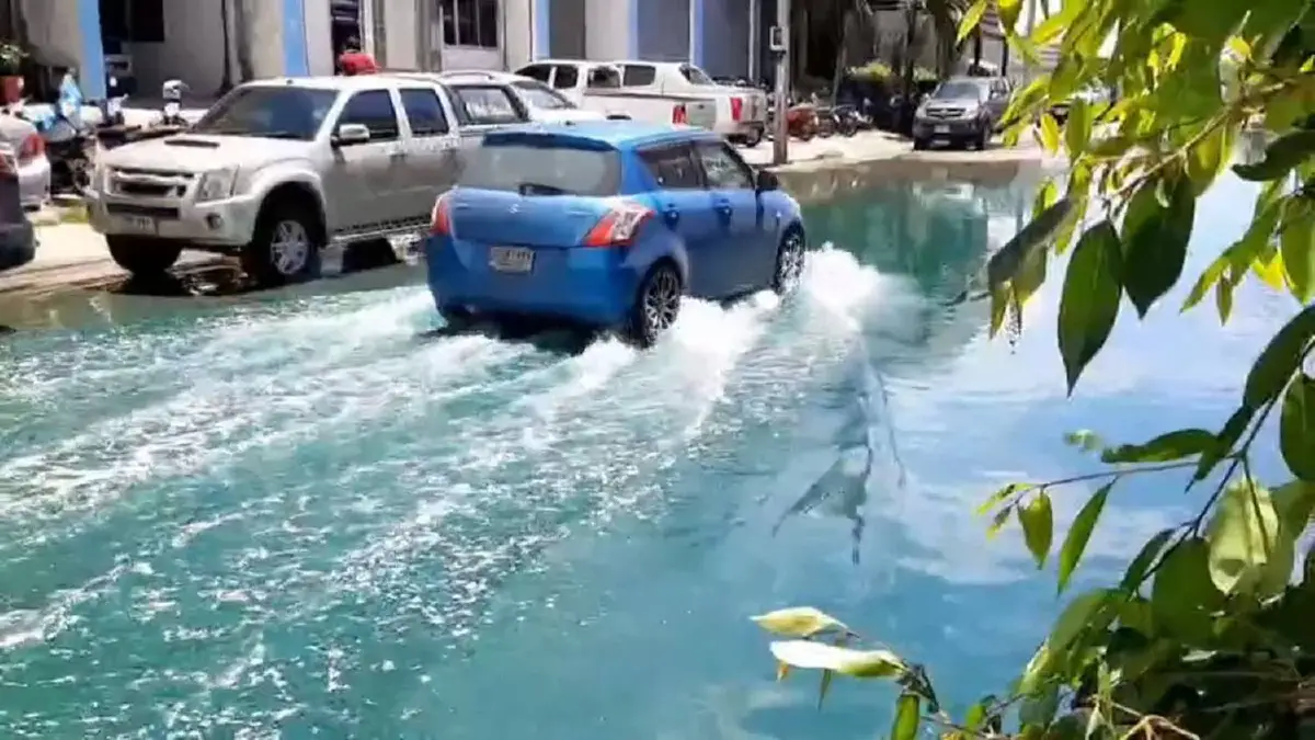 ชาวบ้านวอนเร่งตรวจสอบ หลังพบน้ำสีเขียวท่วมซ้ำที่สมุทรปราการ