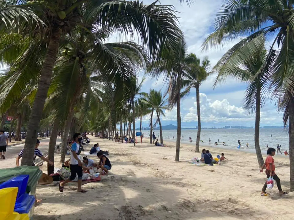 ห้ามเข้าชั่วคราวหวั่นป้องกันโควิดยาก! วันหยุด "หาดบางแสน" เป็นอัมพาต