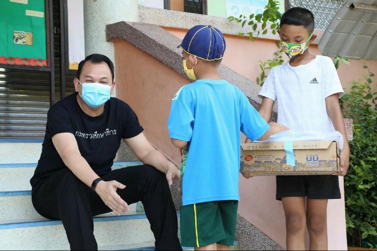ไม่ใช่นโยบาย! รมว.ศึกษา ฮึ่มแจ้งได้โดยตรง เห็นโรงเรียนใดออกกฎคุมการใช้หน้ากาก ไม่ใช่นโยบาย! รมว.ศึกษา ฮึ่มแจ้งได้โดยตรง เห็นโรงเรียนใดออกกฎคุมการใช้หน้ากาก