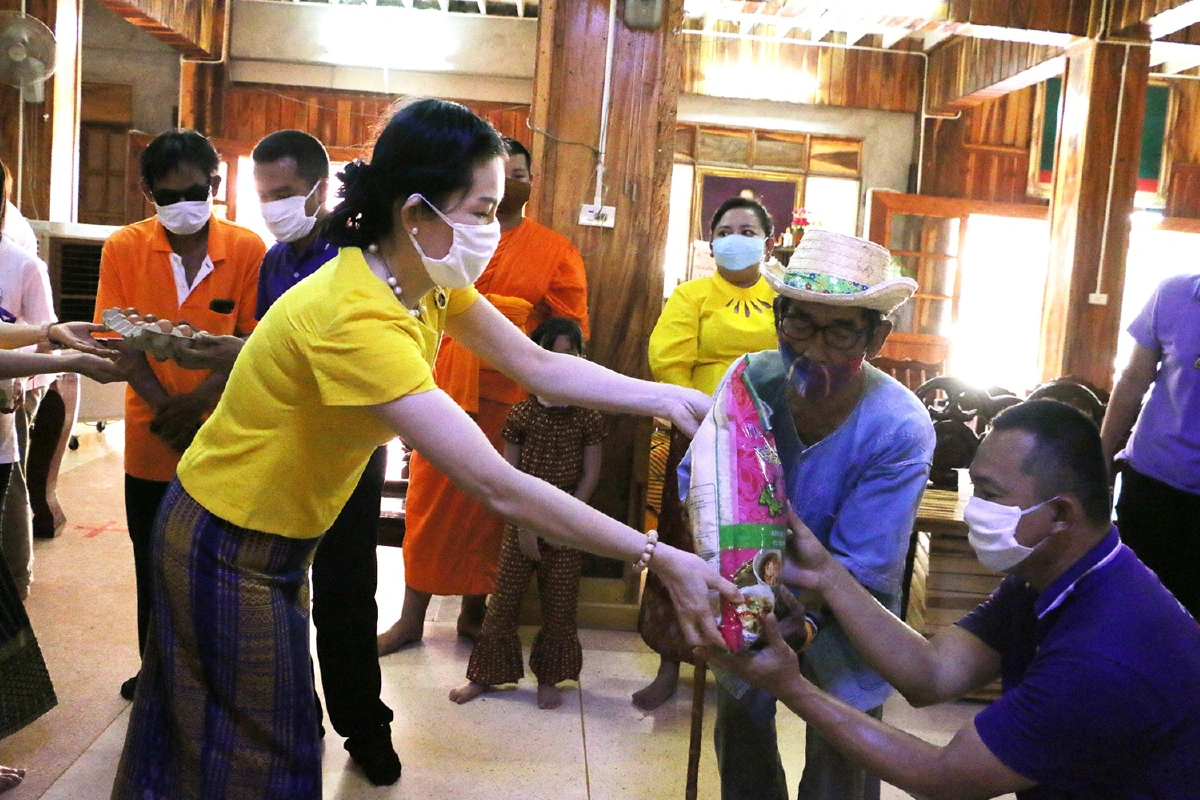 วัฒนธรรมพิจิตรแจกสิ่งของช่วยผู้ตกทุกข์วิกฤตโควิด-19