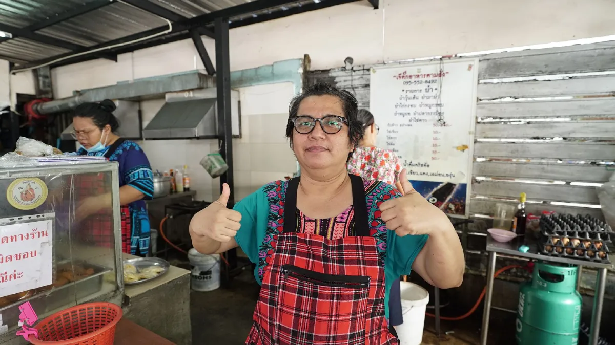 ก่อนที่จะเป็นผู้รับ เราต้องเป็นผู้ให้ : “ป้าตั๊ก” ครัวข้าวบึ้มแห่งร้าน ‘เพราพุงกาง’