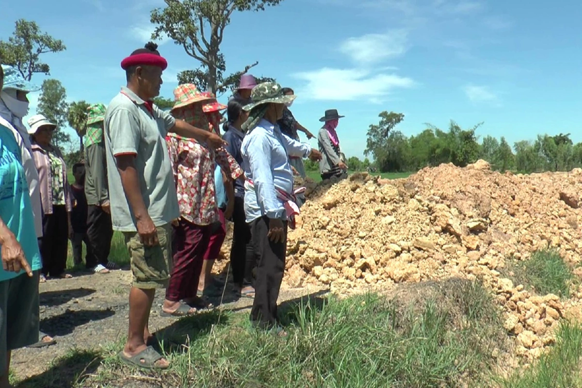 ชาวบ้านโวยอบต.ถมดินทำถนนผิดเส้นขนปุ๋ยไปใส่นาไม่ได้ดินไหลทับต้นข้าวเสียหาย