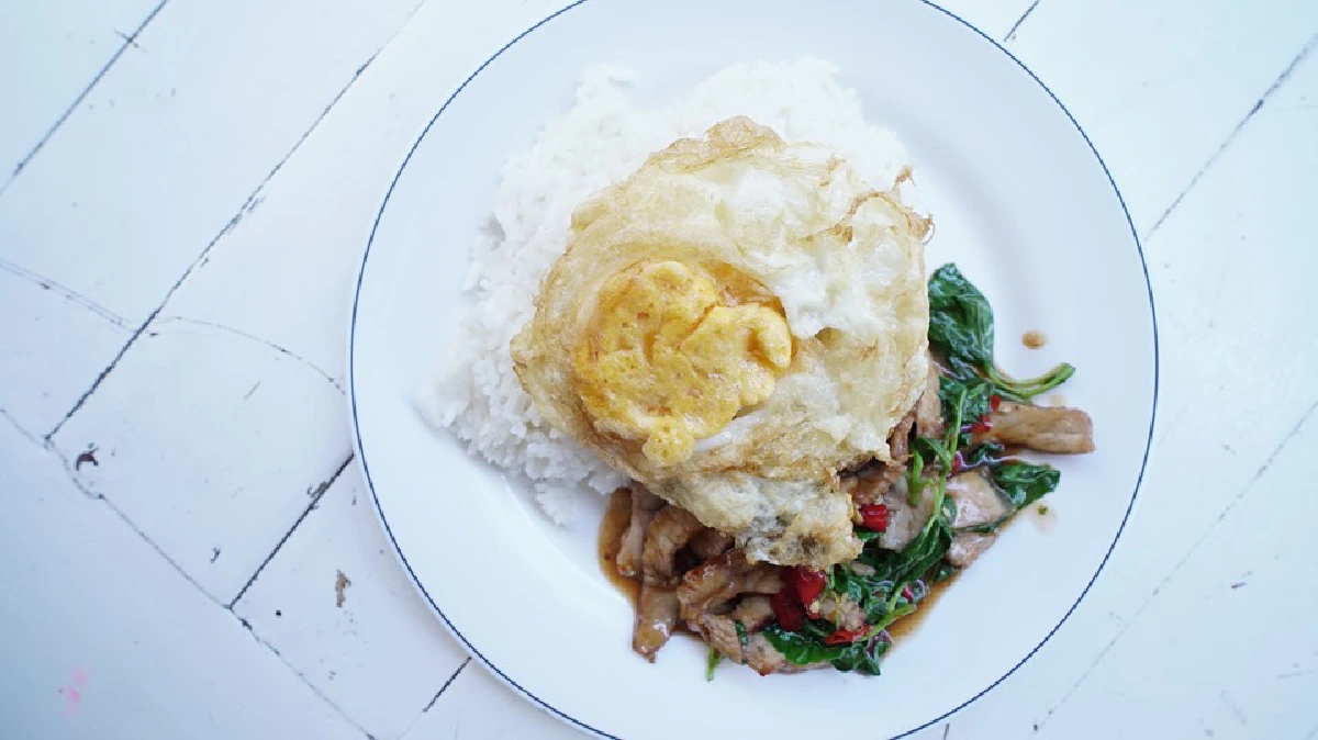 ก่อนที่จะเป็นผู้รับ เราต้องเป็นผู้ให้ : “ป้าตั๊ก” ครัวข้าวบึ้มแห่งร้าน ‘เพราพุงกาง’