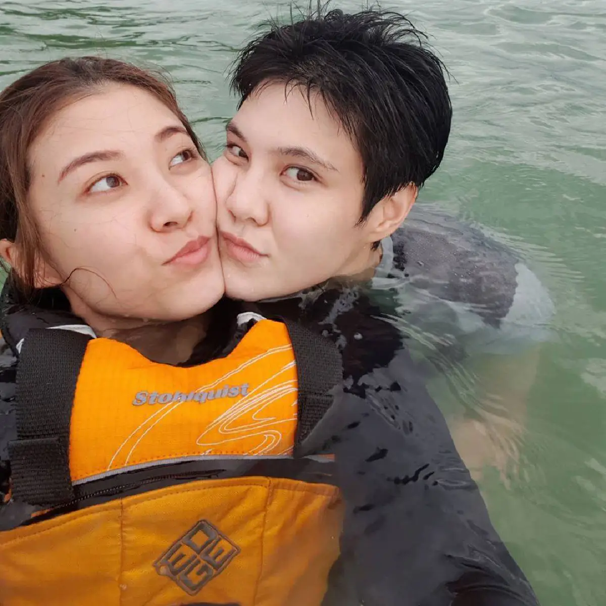 “หมอเจี๊ยบ” พาหวานใจสาว “เดียร์” เที่ยวทะเลเล่นน้ำกันอย่างหวานชื่น