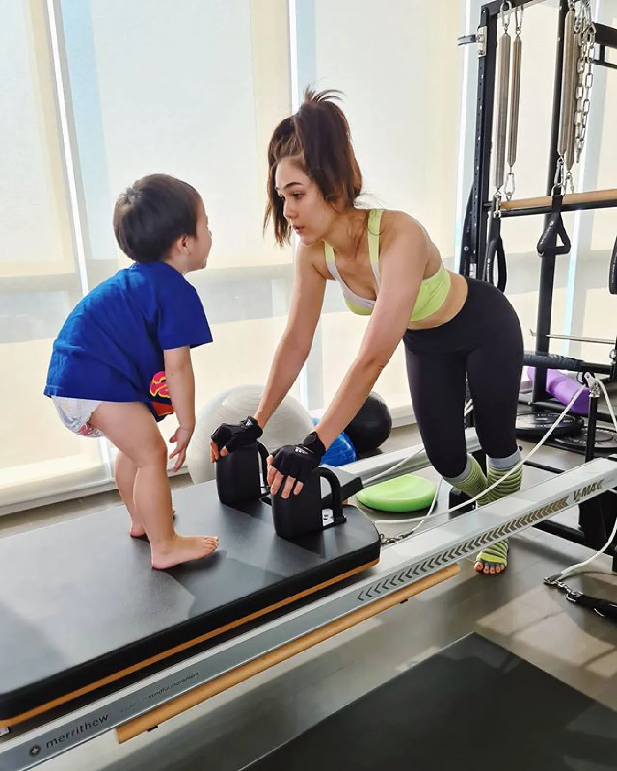 ตัวติดแม่! ชมพู่ อารยา โพสต์ภาพน่ารัก..ก่อนและหลังออกกำลังกาย 