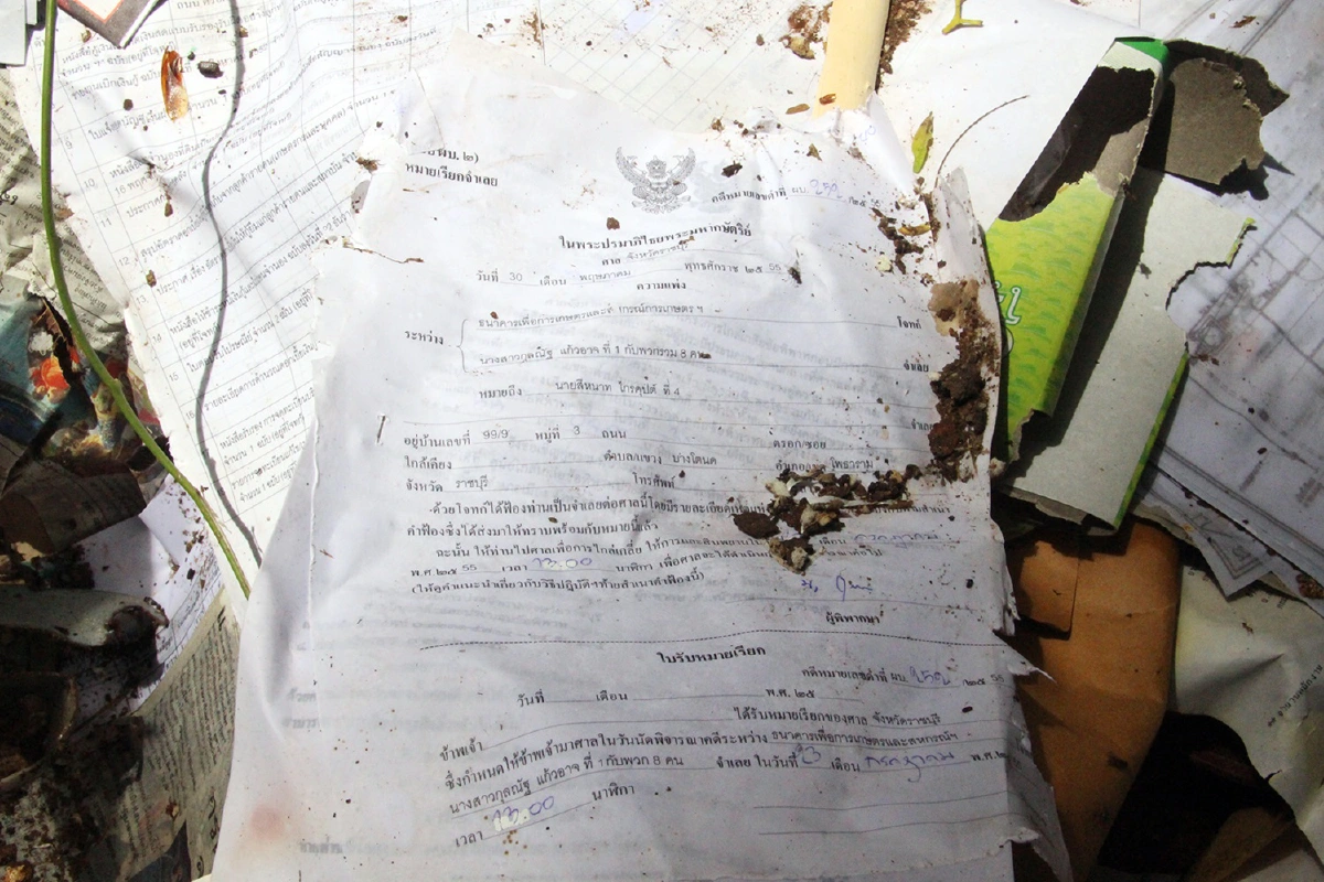 วีระนำชี้แนวเขตไร่ทวีพ่อปารีณาอีกรอบ พบเอกสารที่ดินถูกทิ้งเกลื่อน