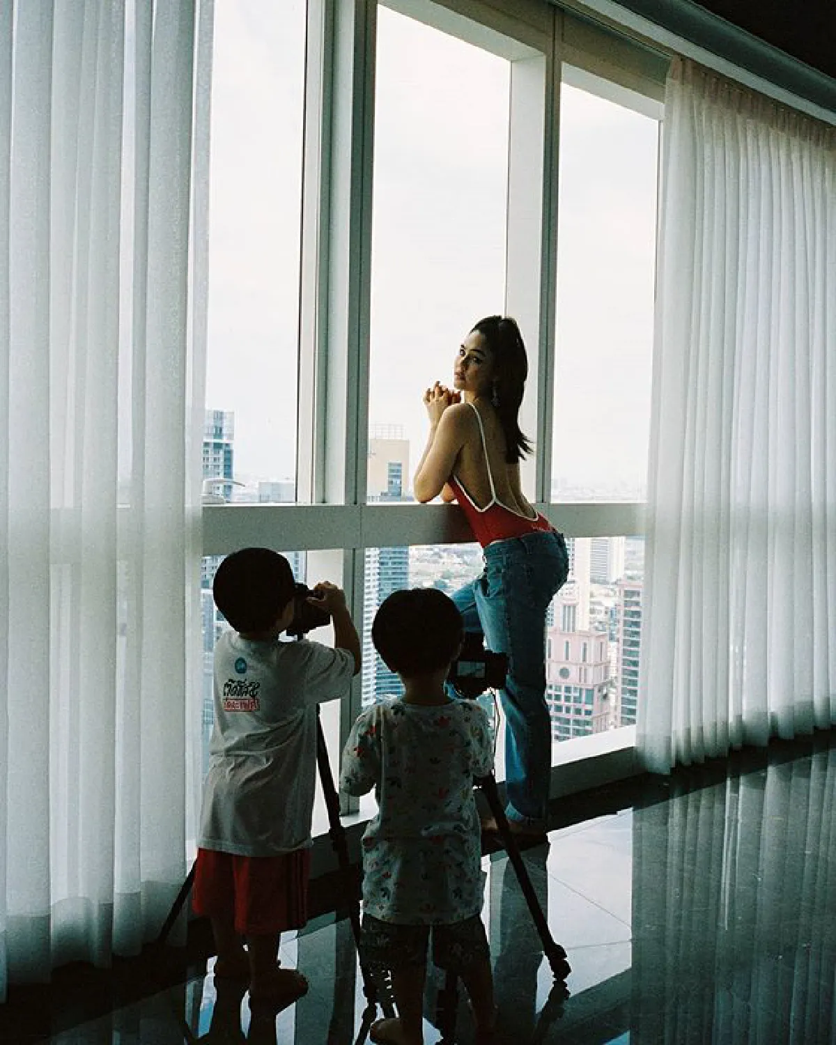 สวยแซ่บ! ชมพู่ อารยา ในชุดวันพีซลายคิตตี้ พร้อมตากล้องส่วนตัวจอมป่วน