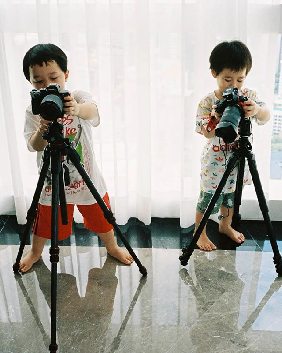 สวยแซ่บ! ชมพู่ อารยา ในชุดวันพีซลายคิตตี้ พร้อมตากล้องส่วนตัวจอมป่วน