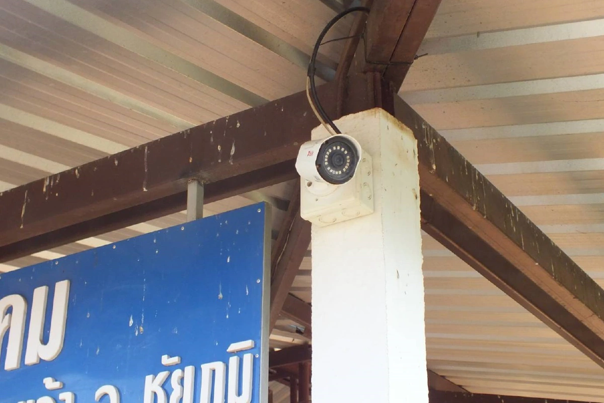 กล้องวงจรปิดจับภาพชัด!2โจรแสบหลอกแลกเงินพระชราตามวัดก่อนเชิดหนี