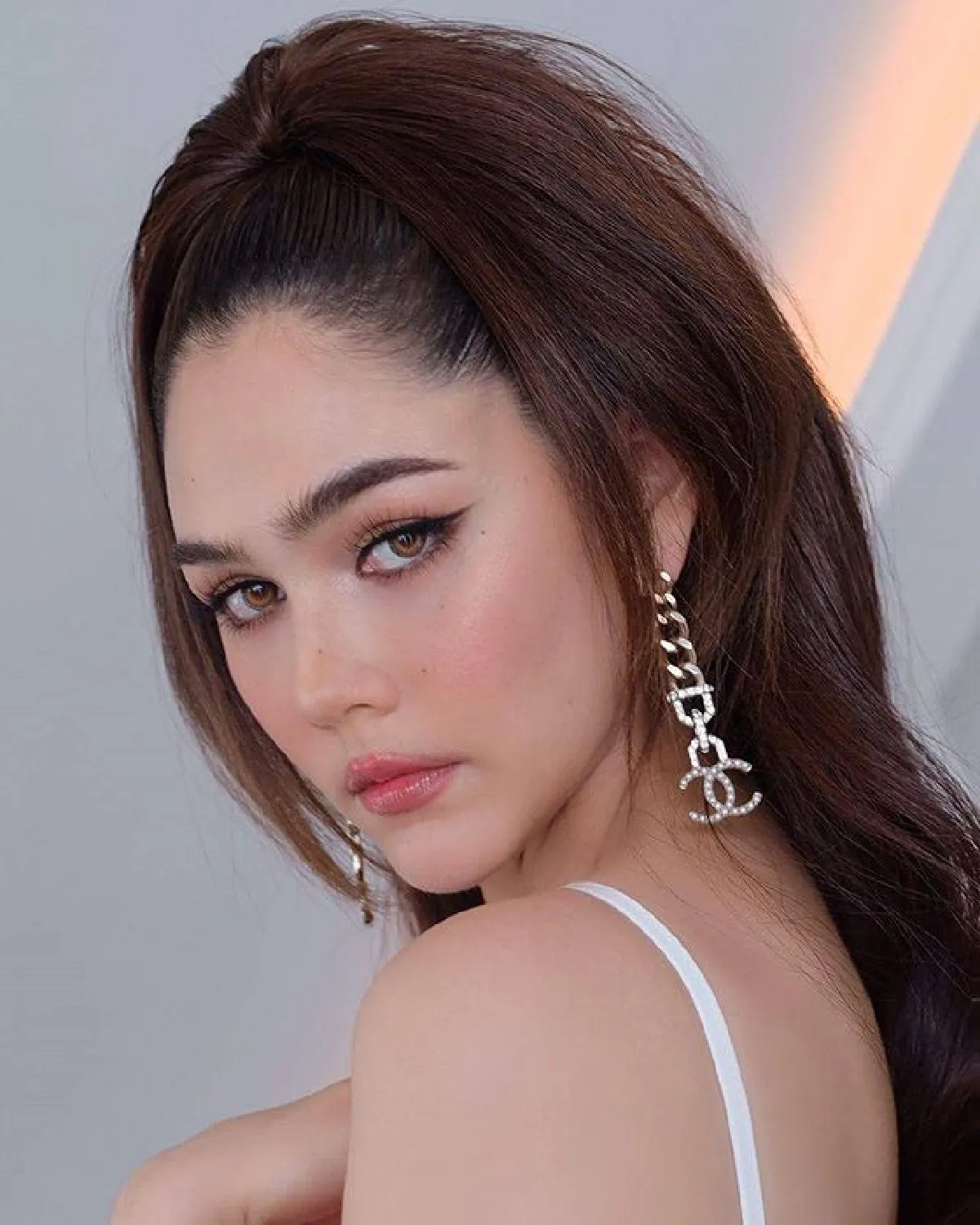 สวยแซ่บ! ชมพู่ อารยา ในชุดวันพีซลายคิตตี้ พร้อมตากล้องส่วนตัวจอมป่วน