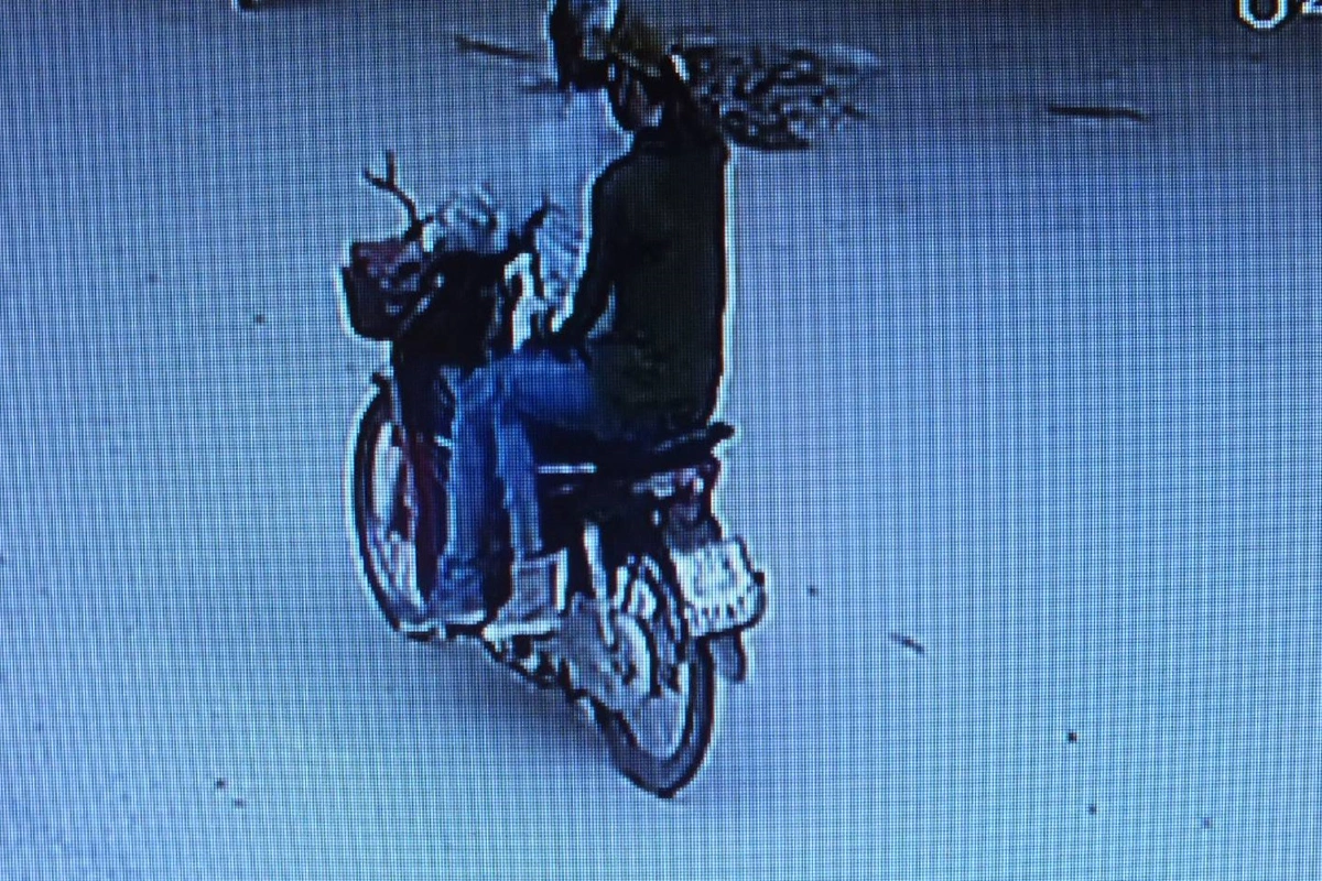 กล้องวงจรปิดจับภาพชัด!2โจรแสบหลอกแลกเงินพระชราตามวัดก่อนเชิดหนี