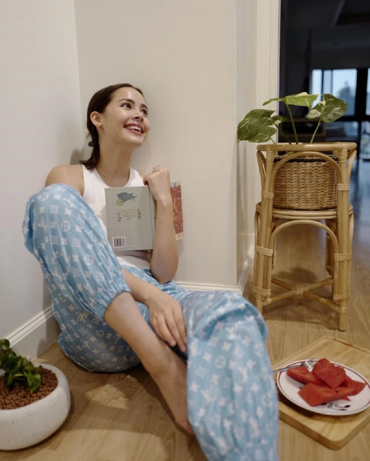 ป๋อมแป๋ม ถ่ายภาพกับต้นไม้ตามรอย ญาญ่า พร้อมเผยชื่อใหม่ว่า ย๊ายยาย