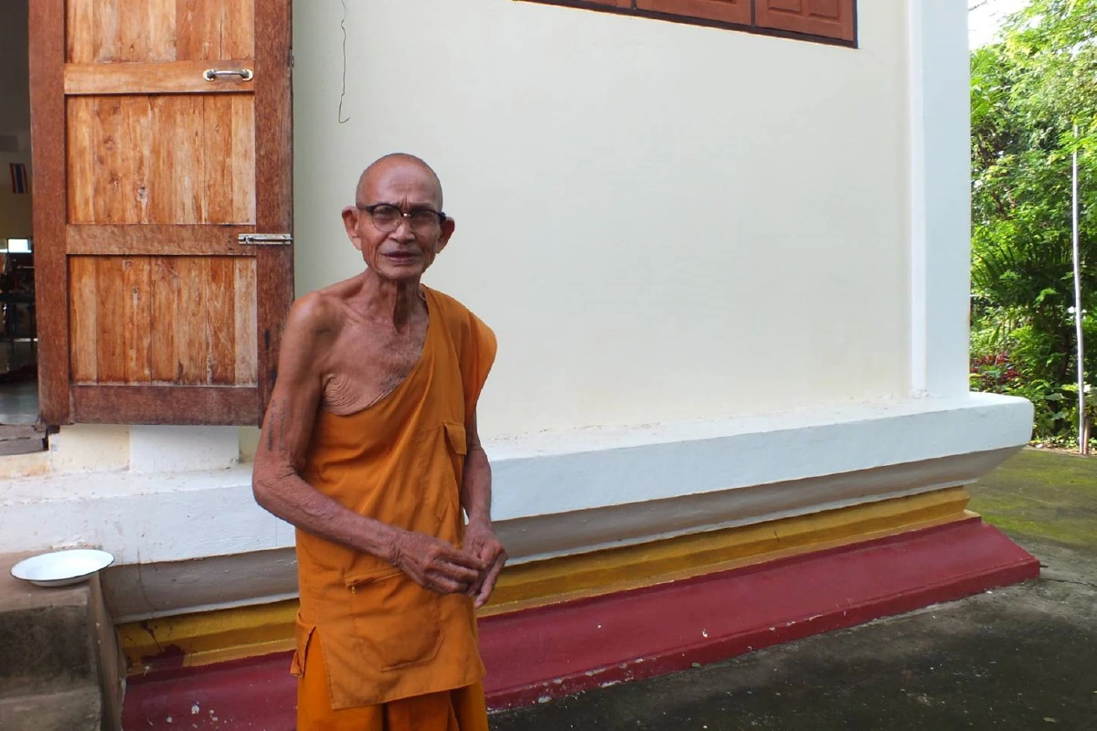 กล้องวงจรปิดจับภาพชัด!2โจรแสบหลอกแลกเงินพระชราตามวัดก่อนเชิดหนี