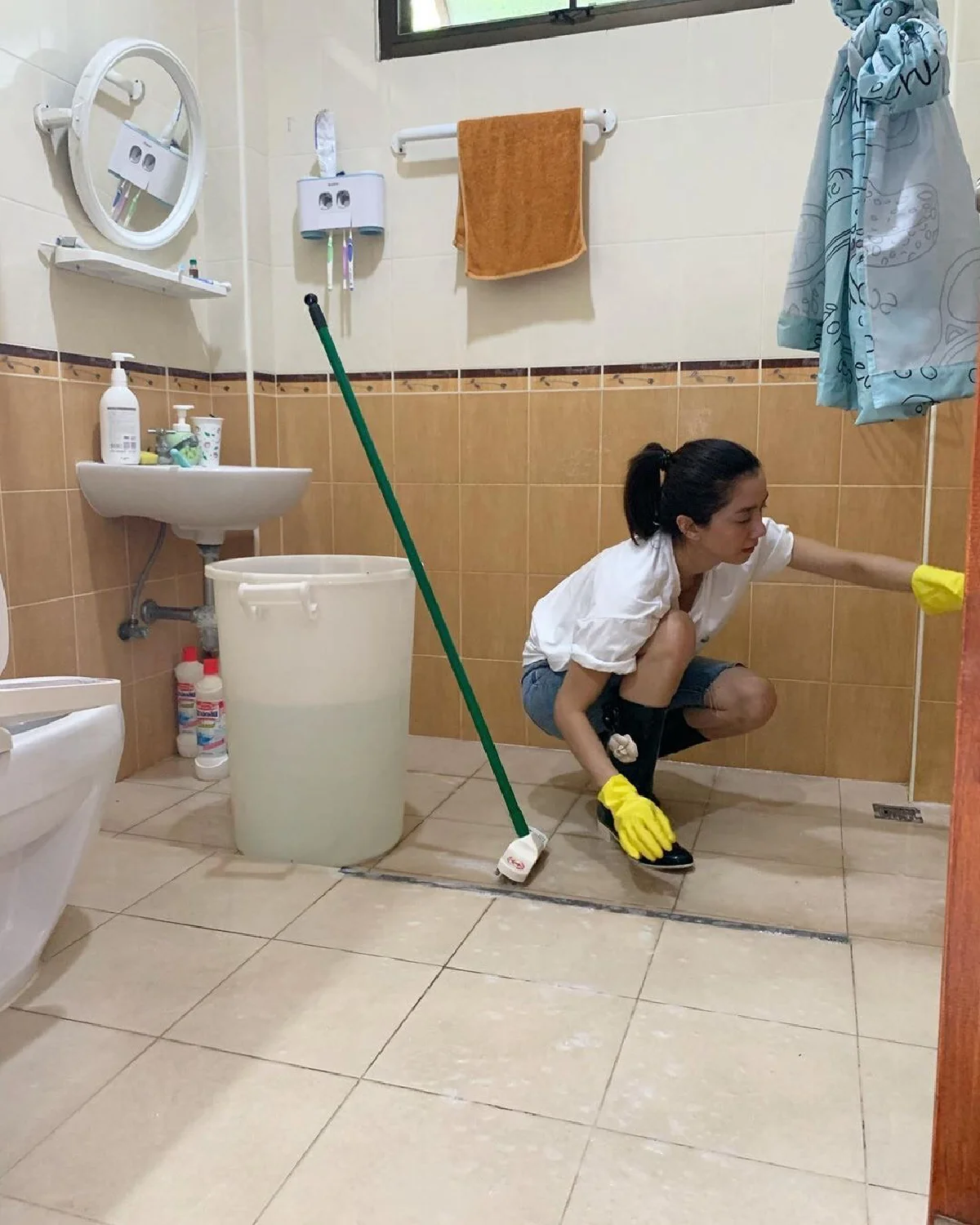 สวยสายบุญ! ไอซ์ อภิษฎา จับแปรงล้างห้องน้ำวัด ทำบุญวันพระใหญ่