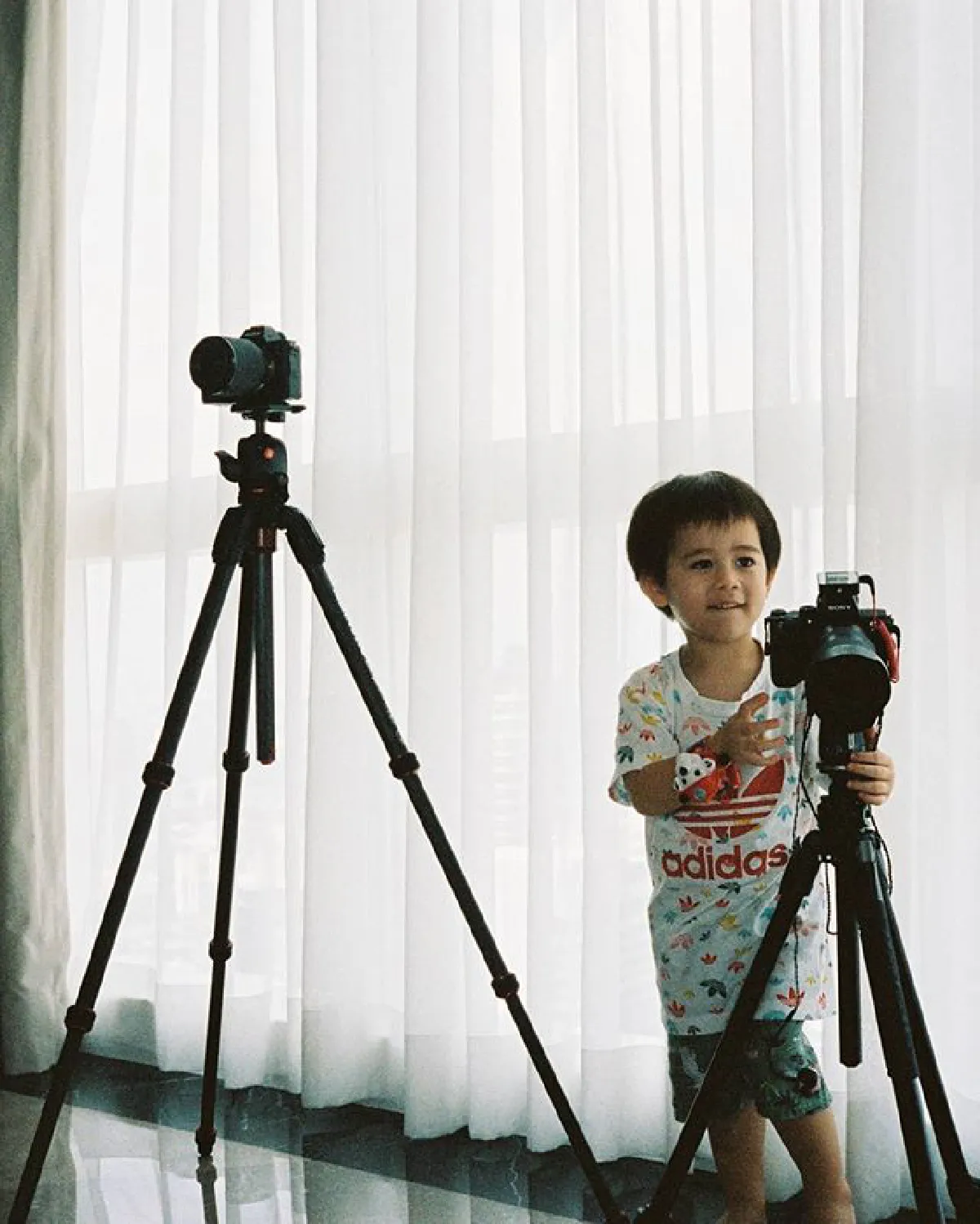 สวยแซ่บ! ชมพู่ อารยา ในชุดวันพีซลายคิตตี้ พร้อมตากล้องส่วนตัวจอมป่วน