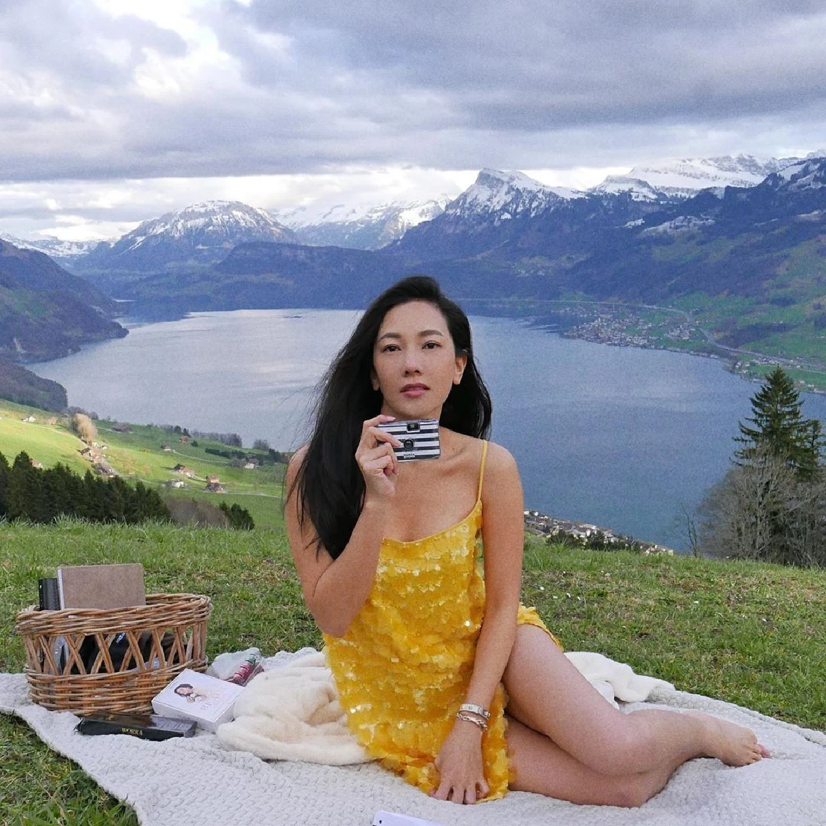 ส่องภาพ นุ่น วรนุช สวยเซ็กซี่เบาๆในชุดเดรสสั้น ทำเอาแฟนคลับใจละลาย