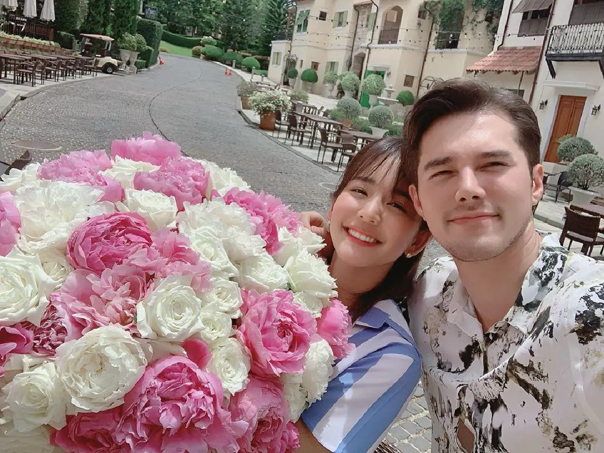 เรียกแฟนได้ยัง? มิกค์ ทองระย้า หอบดอกไม้ช่อโตเซอร์ไพรส์วันเกิด โบว์ เมลดา