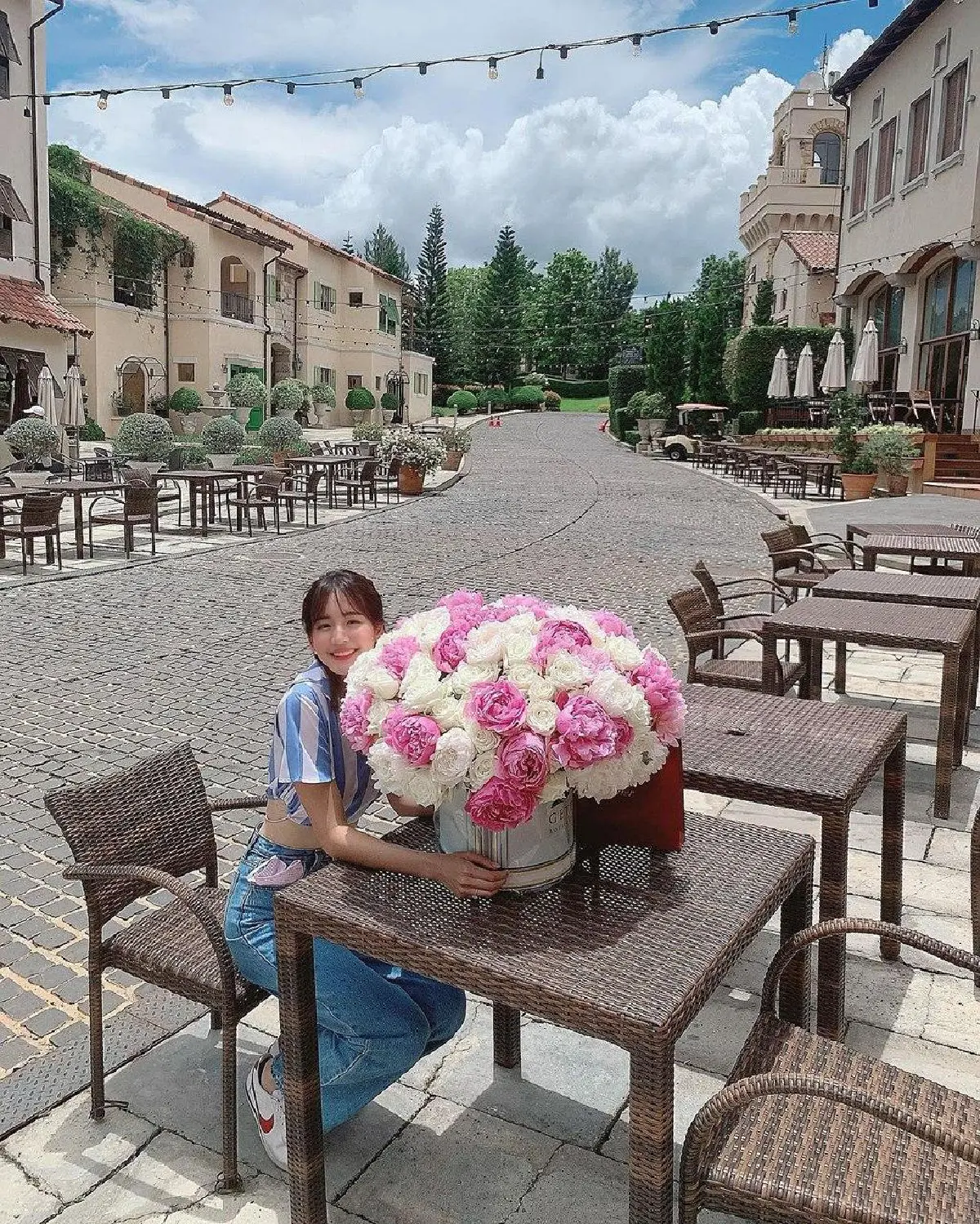 เรียกแฟนได้ยัง? มิกค์ ทองระย้า หอบดอกไม้ช่อโตเซอร์ไพรส์วันเกิด โบว์ เมลดา