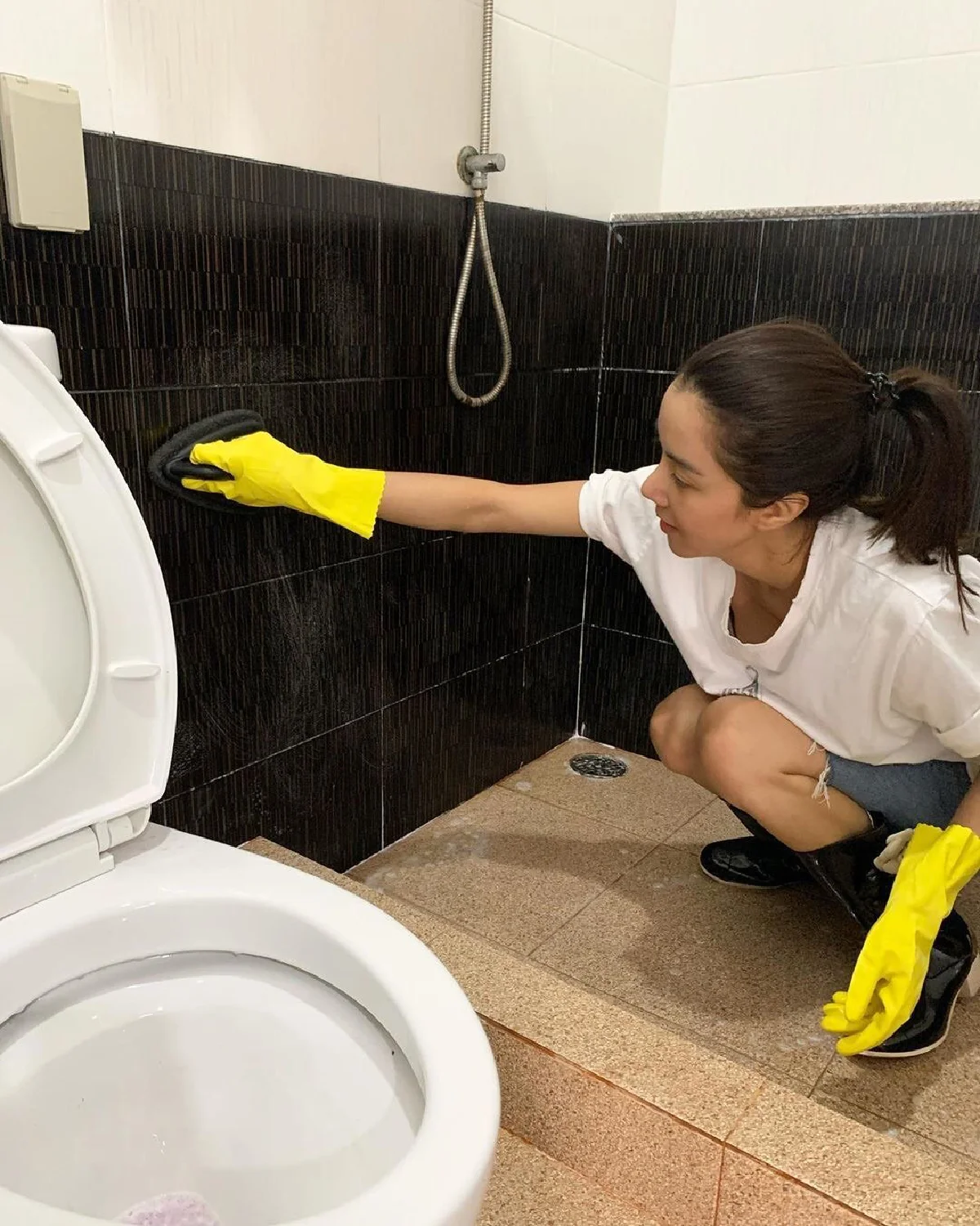 สวยสายบุญ! ไอซ์ อภิษฎา จับแปรงล้างห้องน้ำวัด ทำบุญวันพระใหญ่